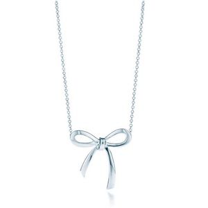Tiffany’s silver bow necklace